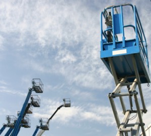 New-york-scissor-lift-accident-leaves-man-in-critical-condition